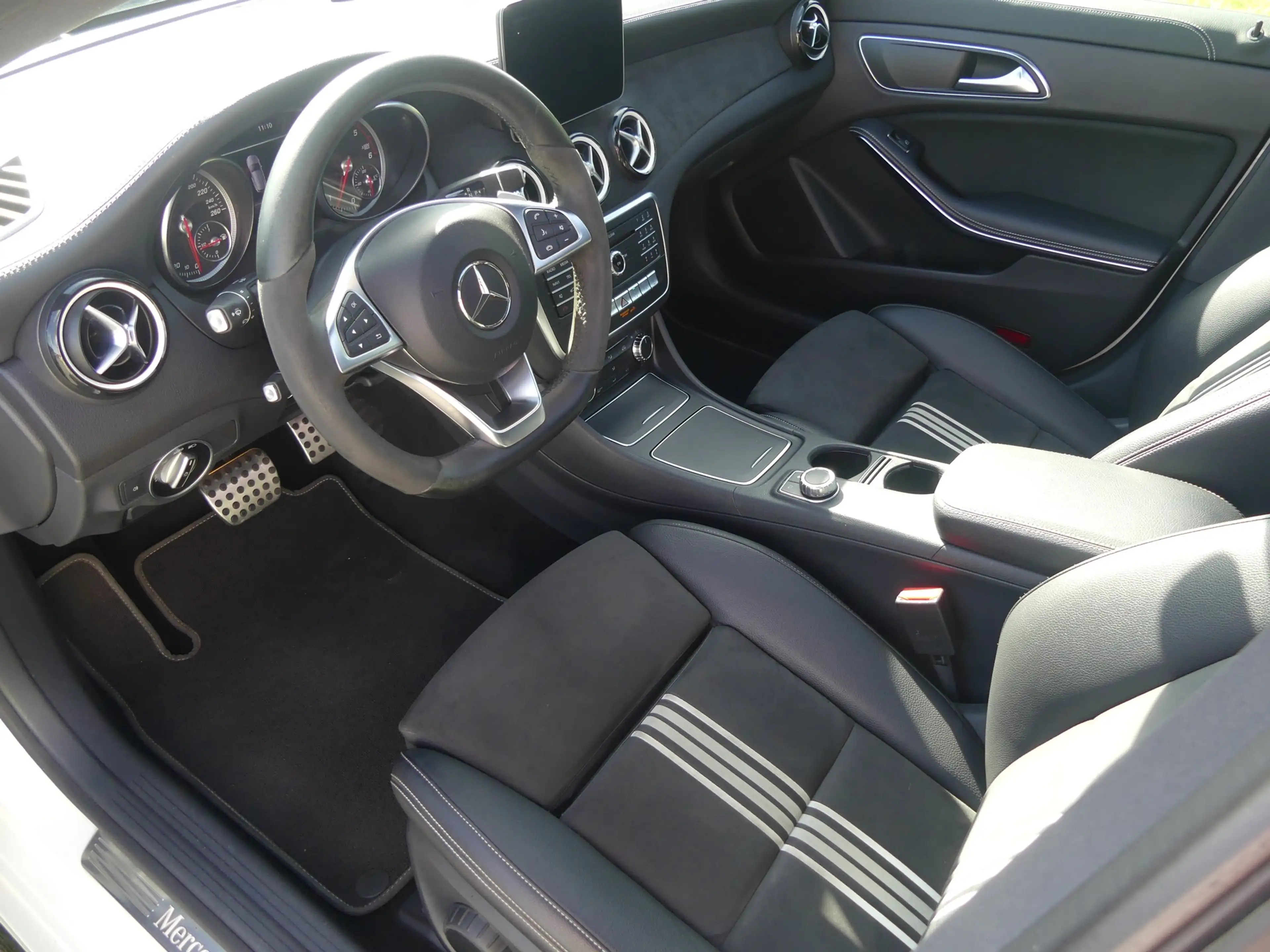 Mercedes-Benz CLA 220 CDI AMG Line LED Navi Tempomat Teilleder — photo 8