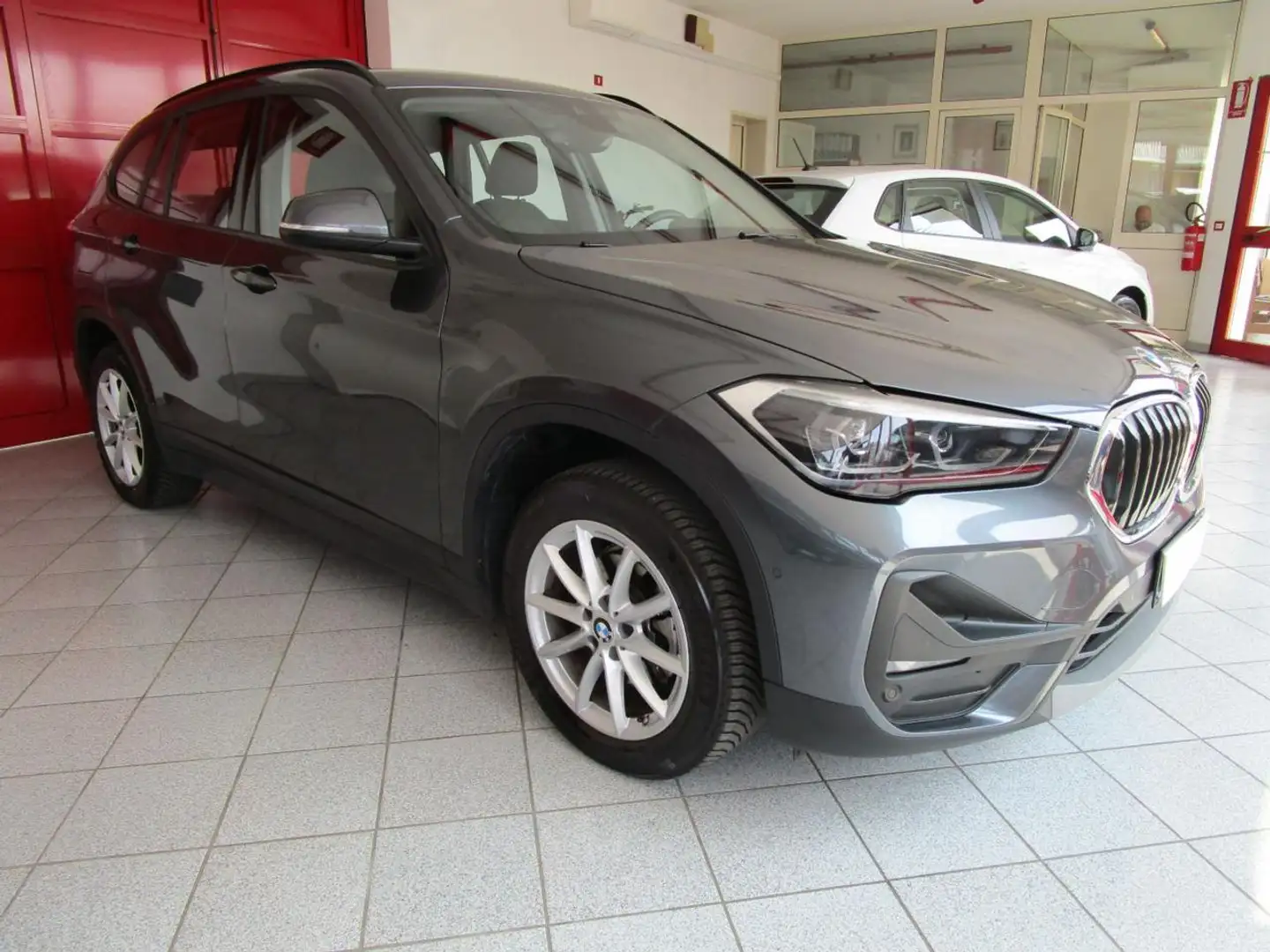 BMW X1 sDrive16d Business Advantage Gris - 2