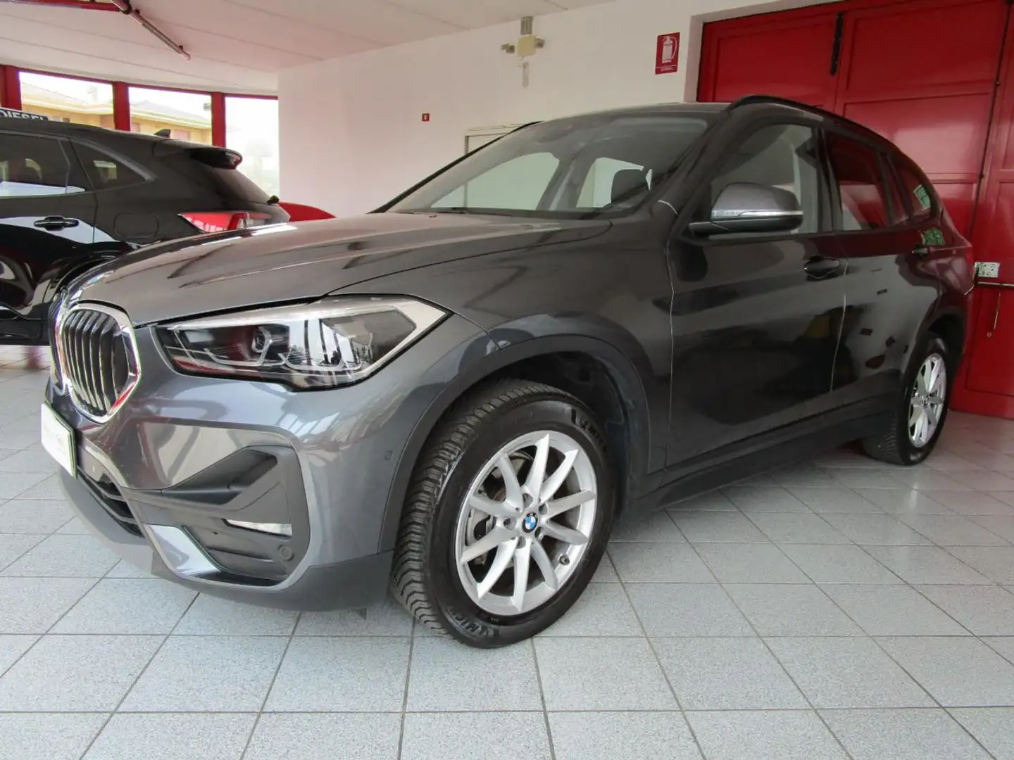 BMW X1 sDrive16d Business Advantage Gris - 1