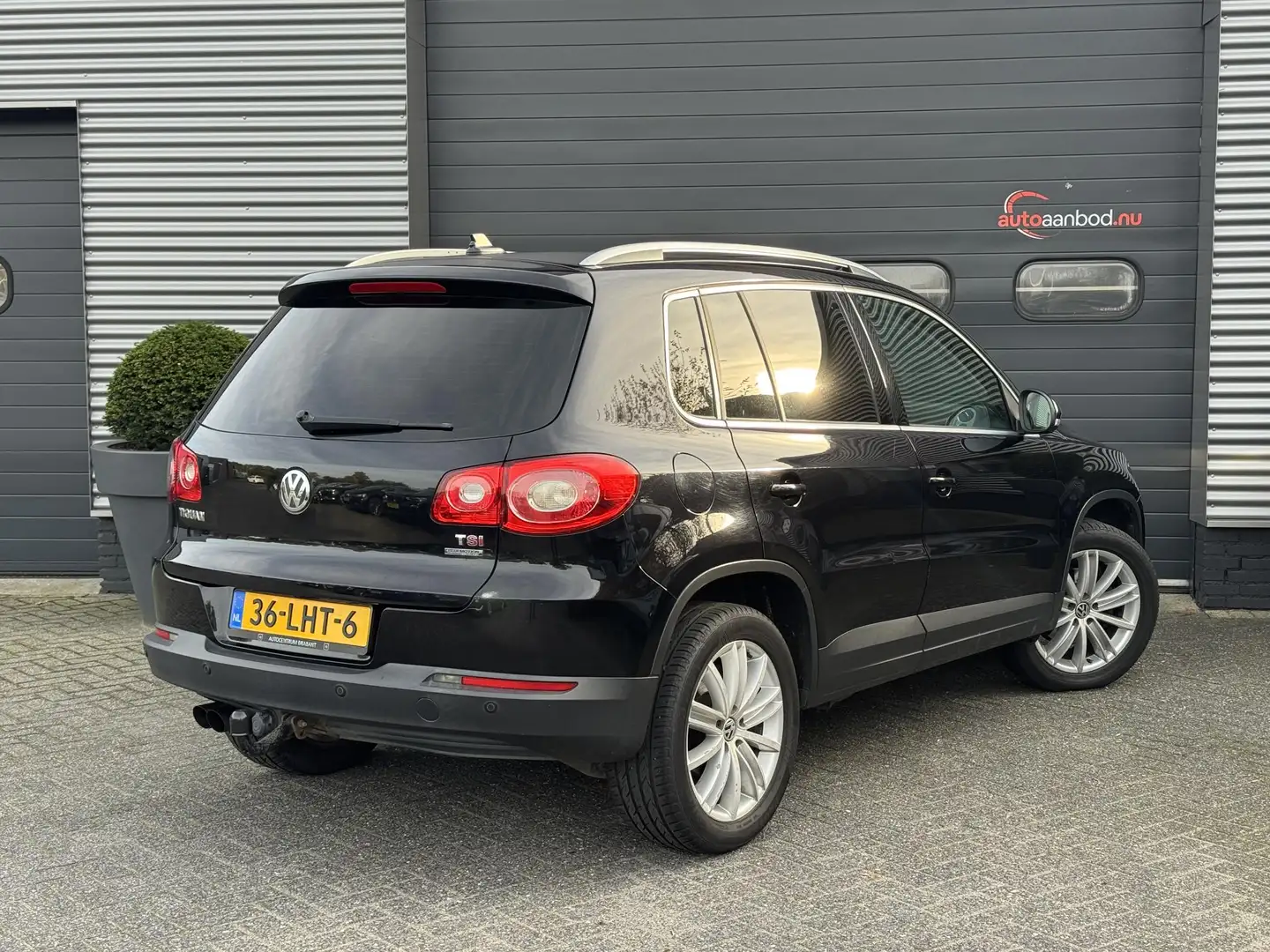 Volkswagen Tiguan 1.4 TSI Sport&Style | Navigatie | Camera | Xenon | Zwart - 2