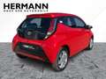 Toyota Aygo 1.0 x-play touch *CAM*LED*LM*KAM Rouge - thumbnail 4