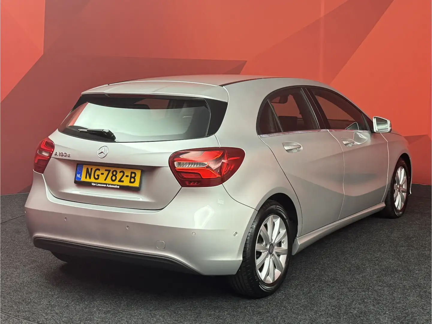 Mercedes-Benz A 180 d Lease Edition Plus | Navi | Half leder | Cruise Grijs - 2