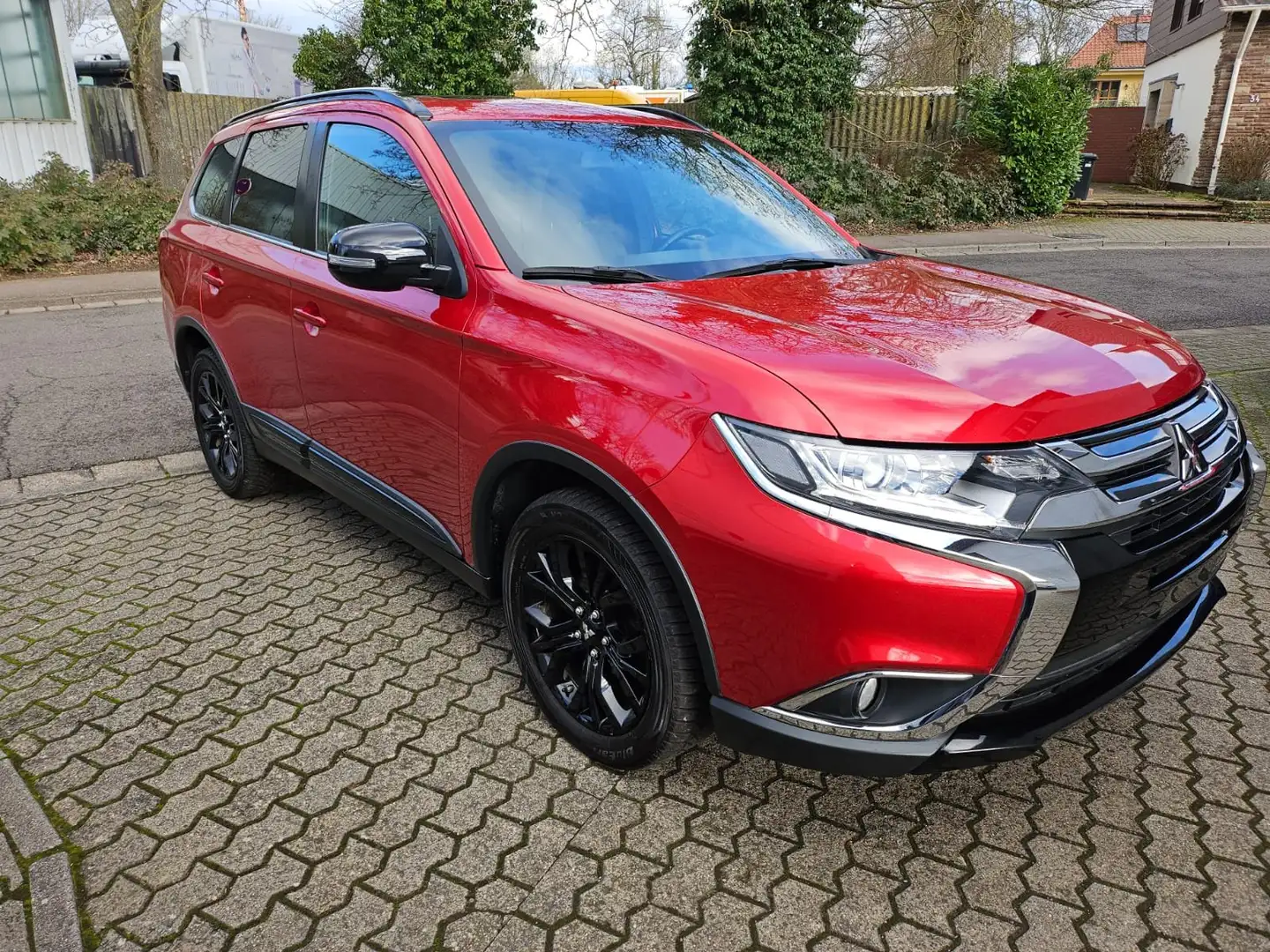 Mitsubishi Outlander Top 4WD*BLACK EDITION 7 SITZE*NAVI*LEDER*AHK*LED* Rot - 1
