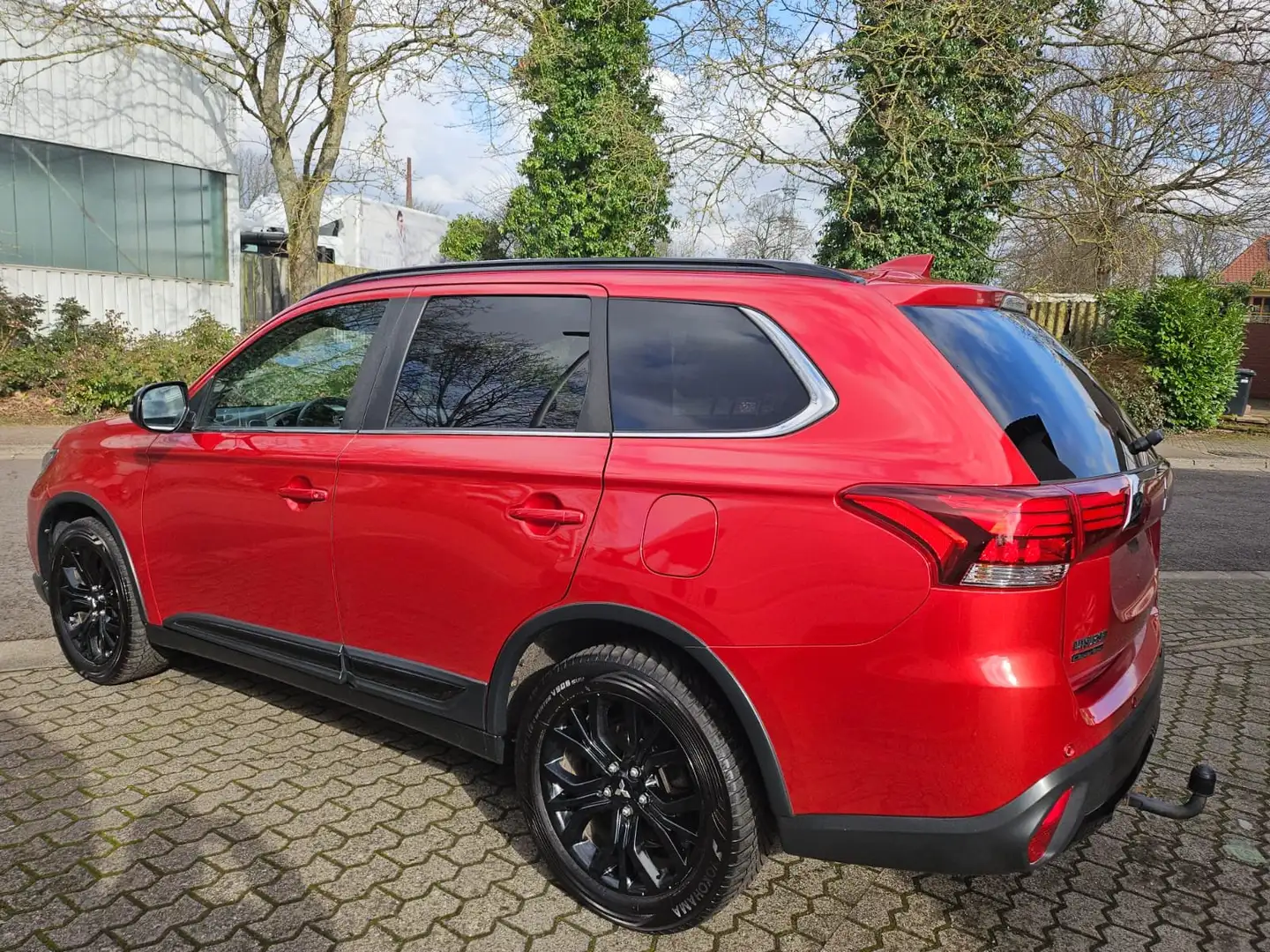 Mitsubishi Outlander Top 4WD*BLACK EDITION 7 SITZE*NAVI*LEDER*AHK*LED* Rot - 2