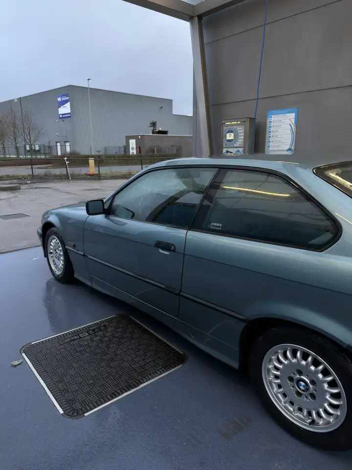 BMW 320i, foto 2