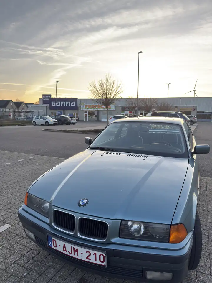 BMW 320i, foto 1