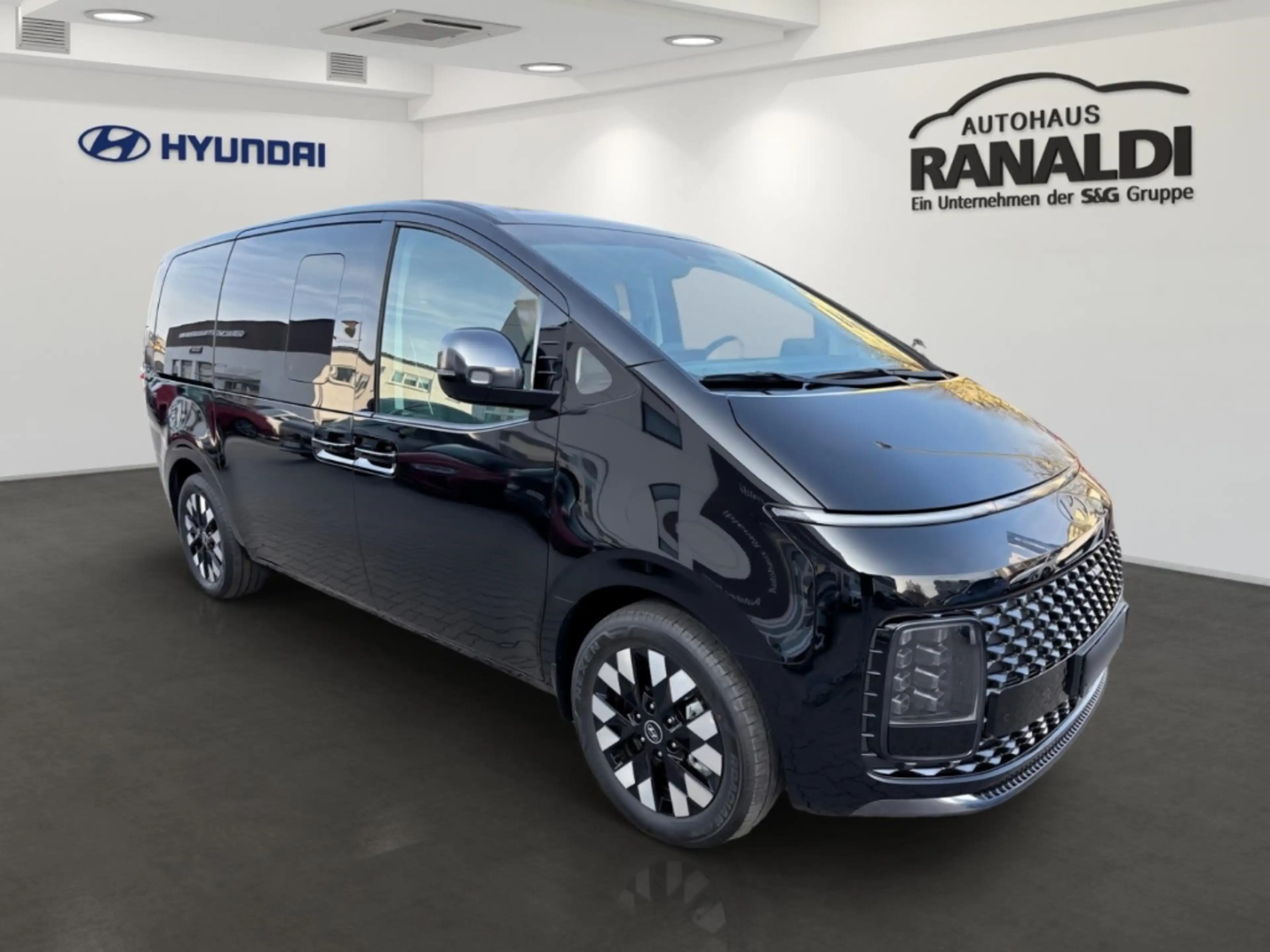 Hyundai STARIA 1.6T-GDi HEV A/T Signature+7Sitzer+ — photo 2