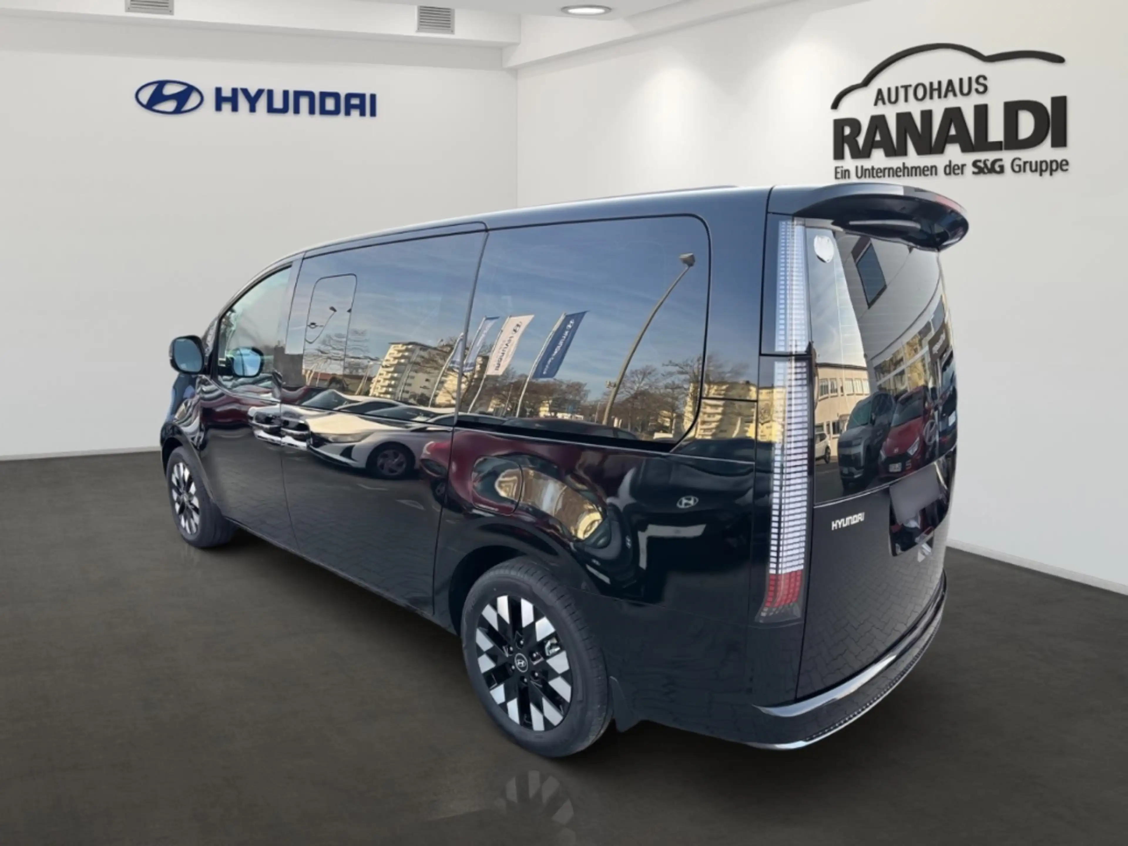 Hyundai STARIA 1.6T-GDi HEV A/T Signature+7Sitzer+ — photo 4