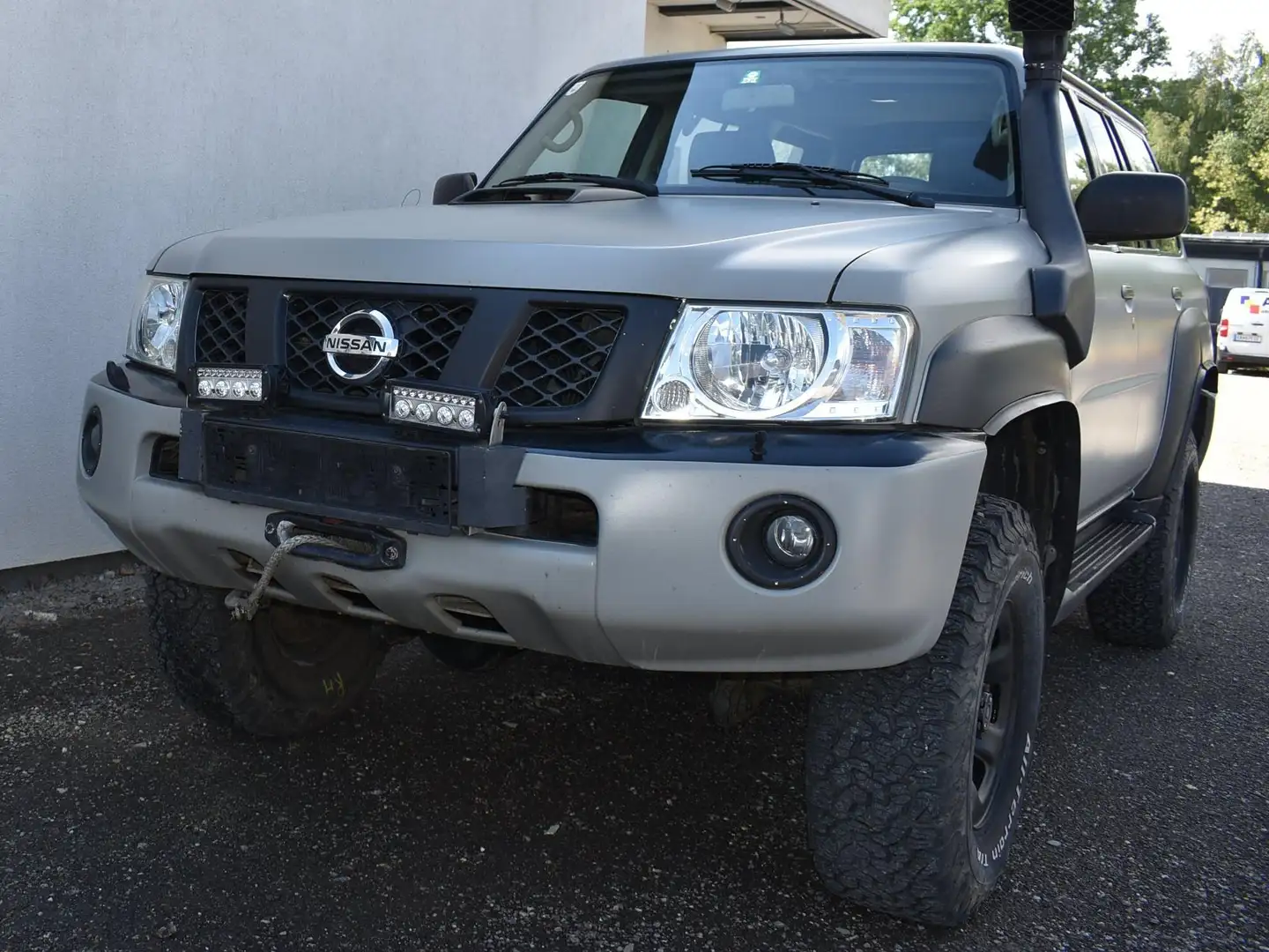 Nissan Patrol AUT. OFF ROAD Grau - 1