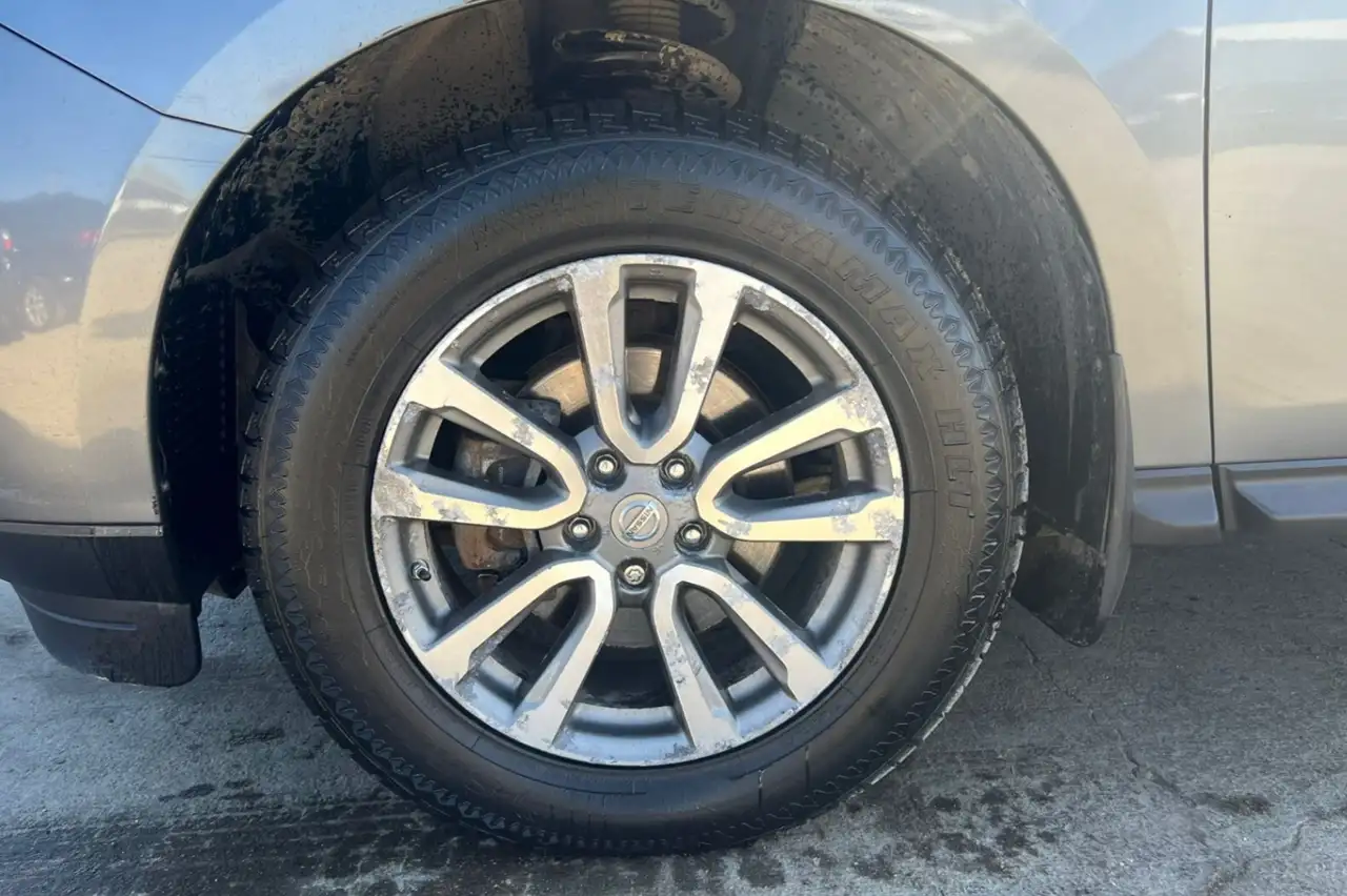 Nissan Pathfinder снимка Nissan Pathfinder