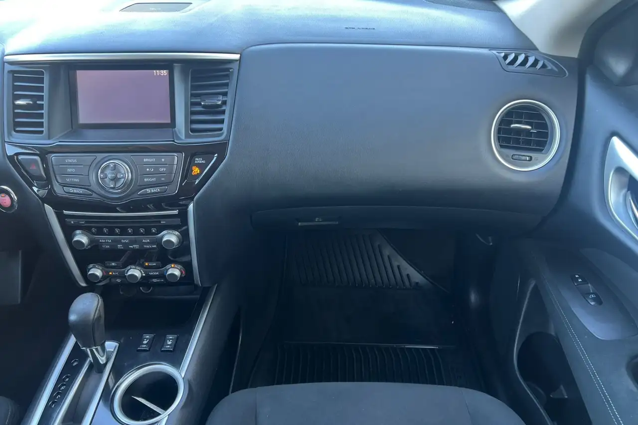 Nissan Pathfinder снимка Nissan Pathfinder