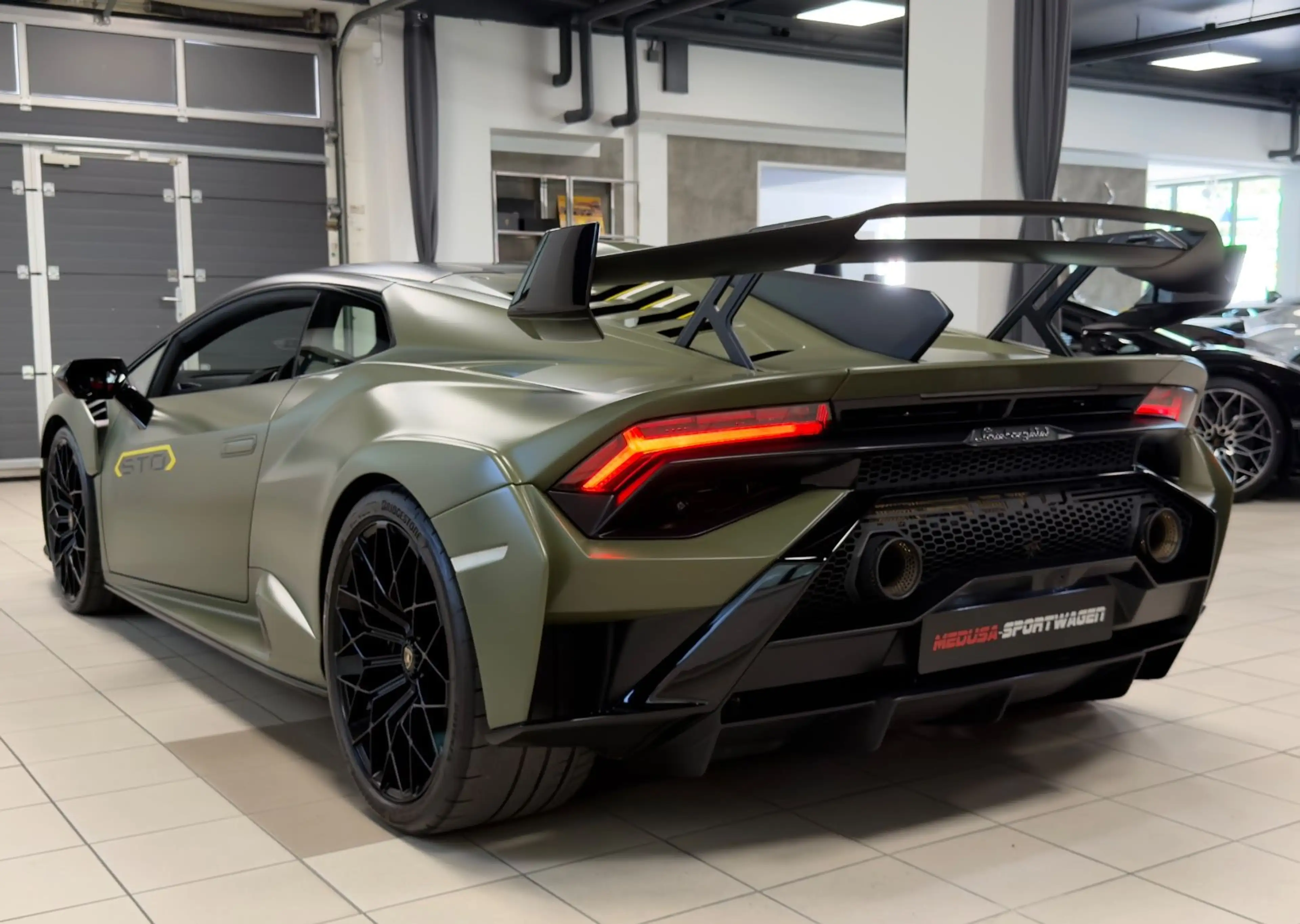 Lamborghini Huracán HURACAN STO AD PERSONUM SPECIAL CARBON LIFT FULL — photo 10
