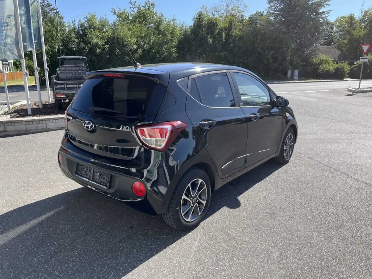Hyundai i10 GO Plus 1,0 MT 301f Schwarz - 1