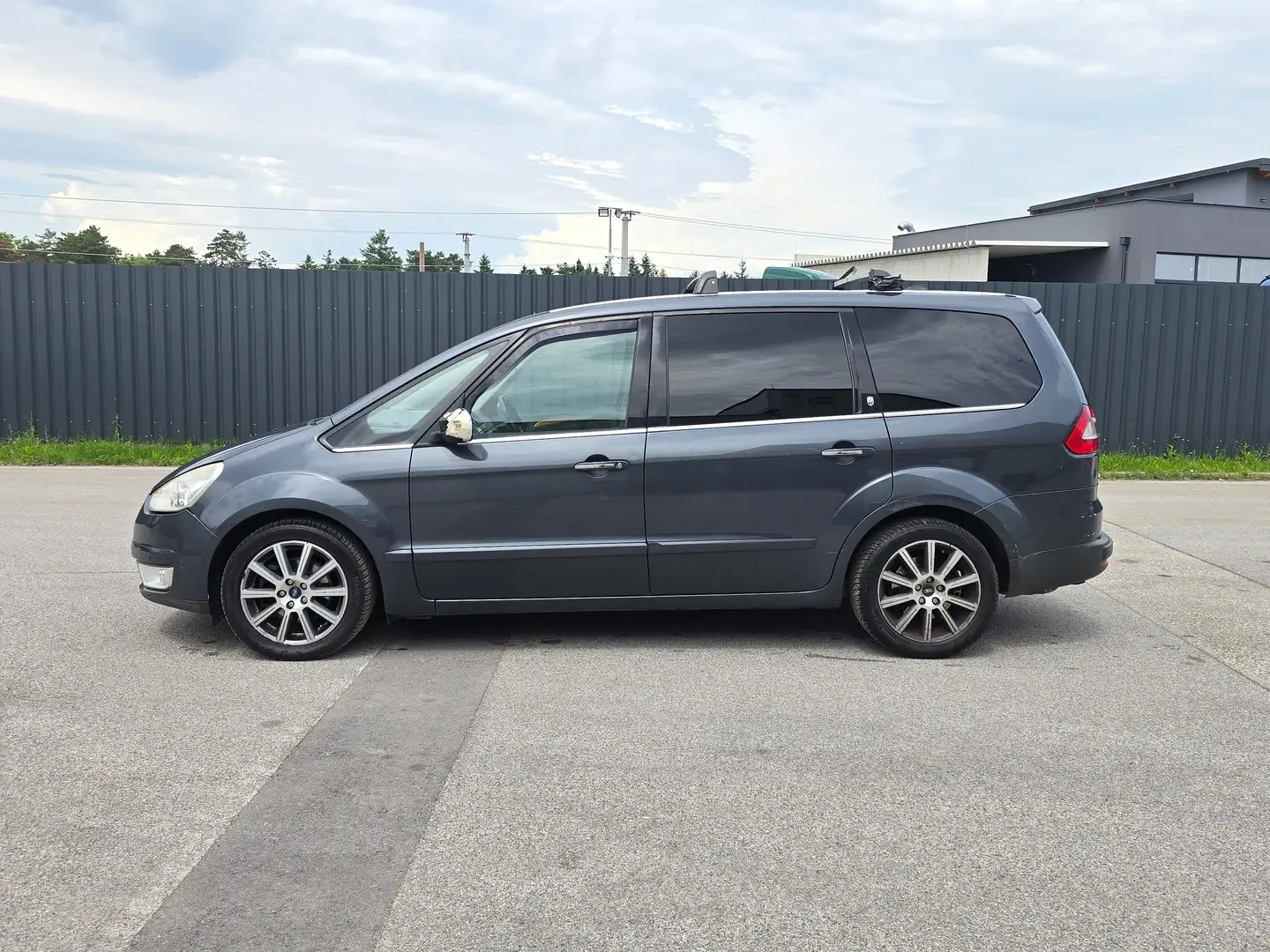 Ford Galaxy Titanium 2,0 TDCi DPF Aut.*Leder*Navi*Pano-dach* Grijs - 2