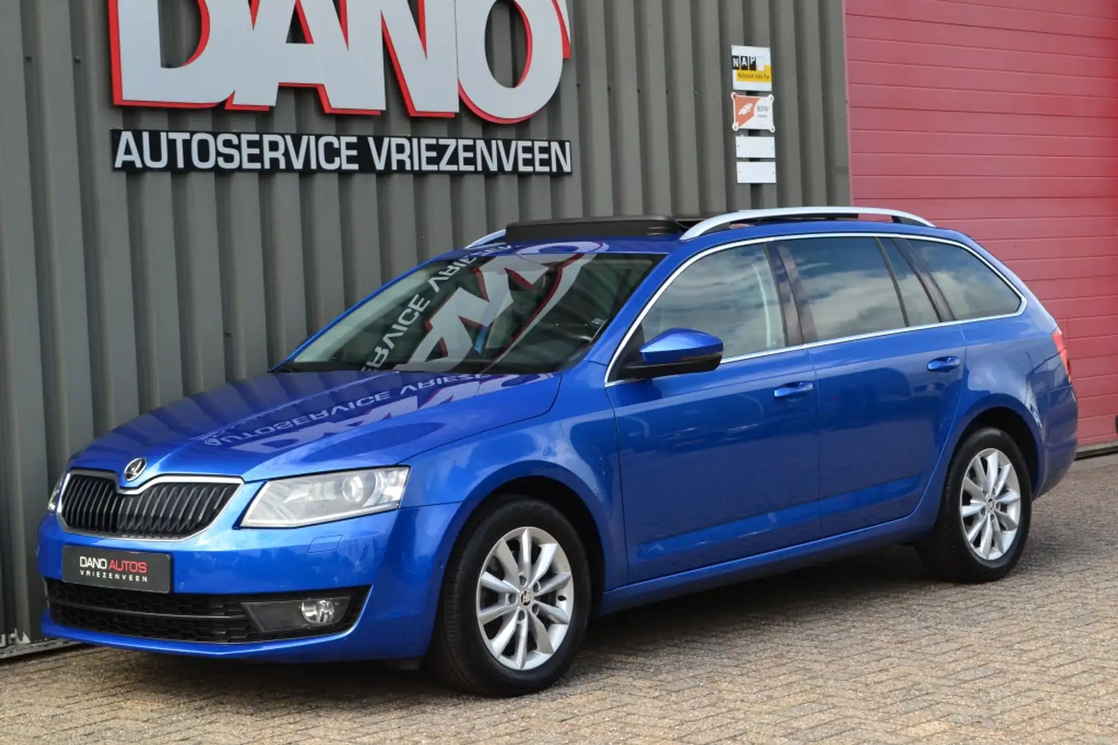 Skoda Octavia Combi 1.0 TSI DSG Greentech Pano/Camera/Leer/LED Blauw - 1