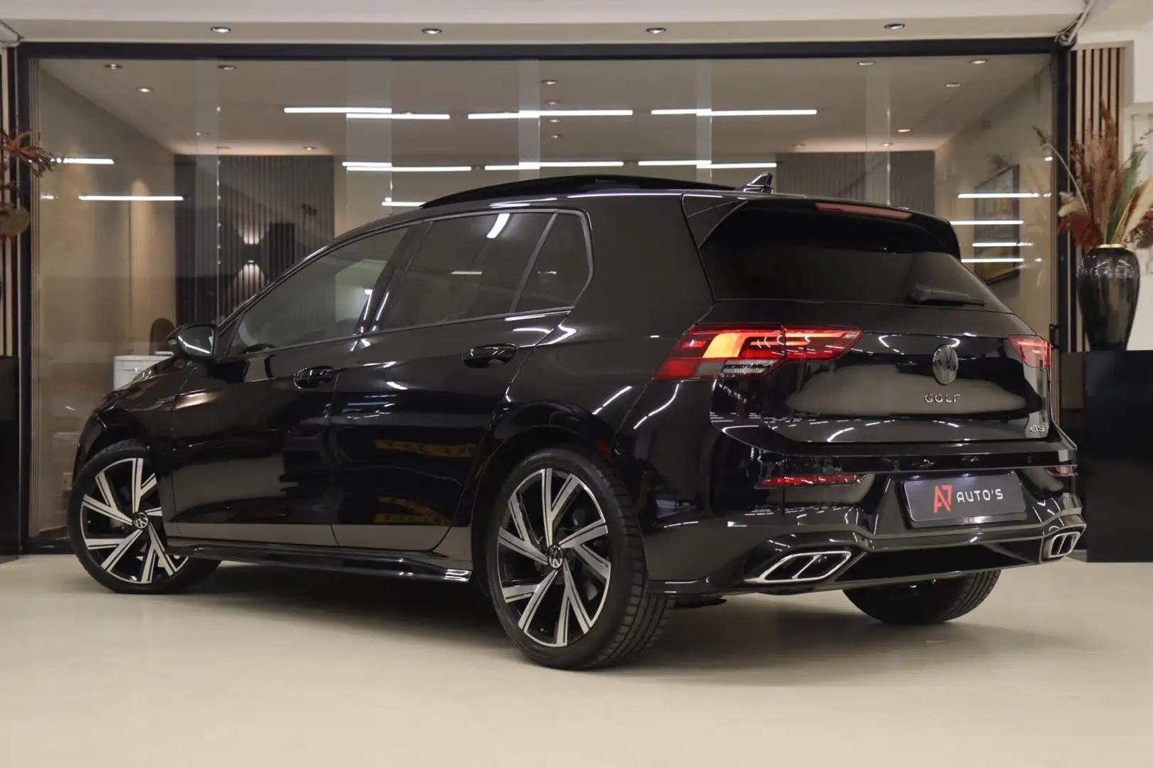 Volkswagen Golf 1.5 eTSI R-Line PANO/CAM/H-K/CARPLAY/ACC/LANEASSIS Zwart - 2