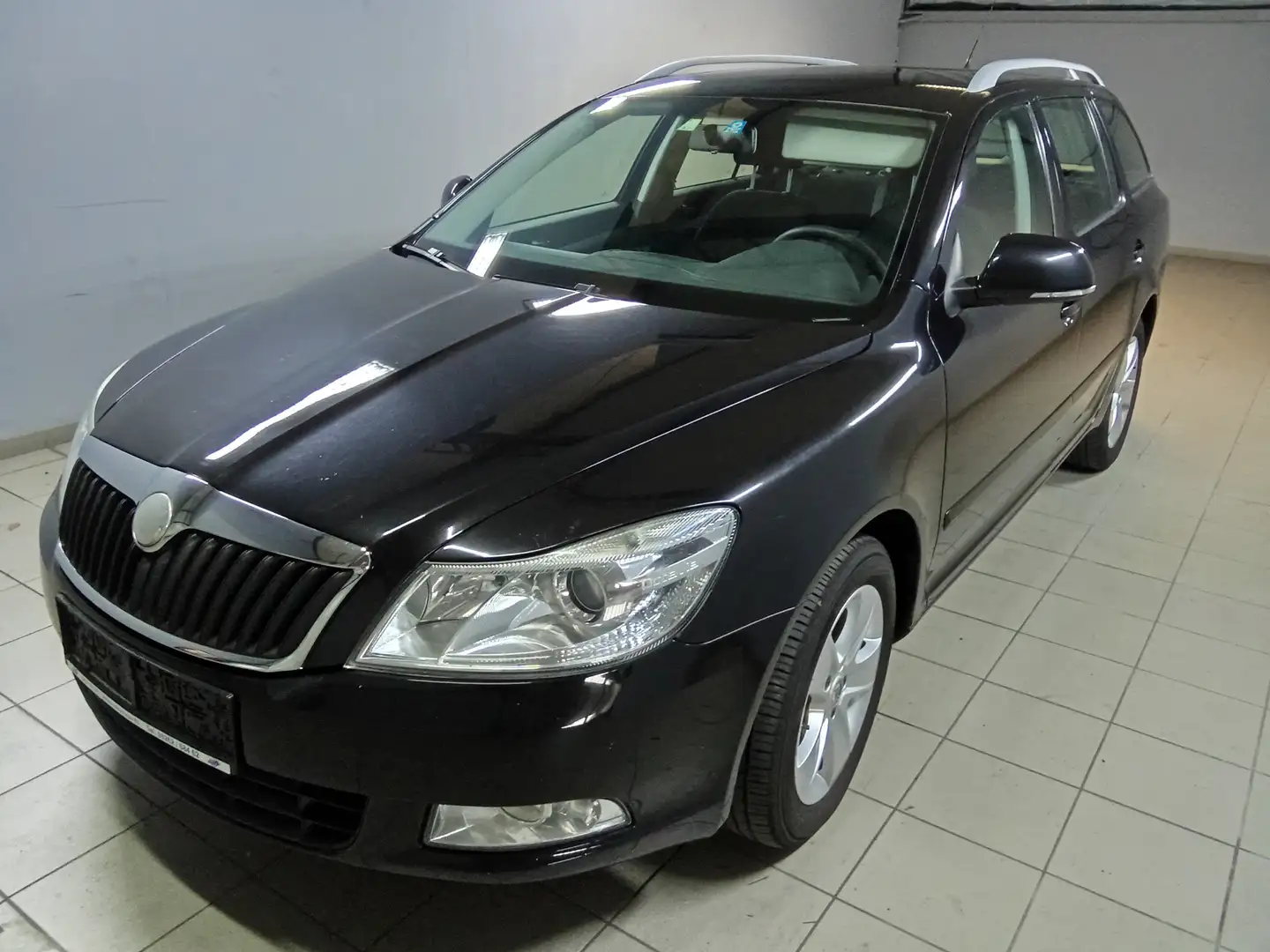 Skoda Octavia Ambiente Schwarz - 1