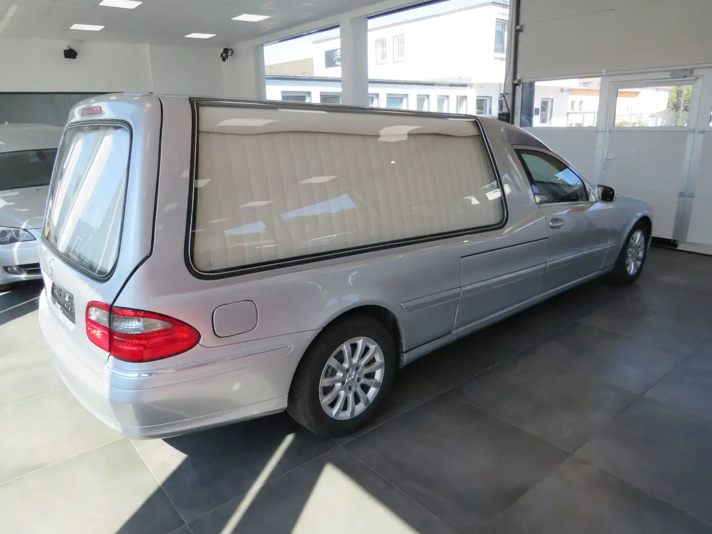 Mercedes-Benz E 220 CDI Bestattungswagen / Leichenwagen Silber - 2