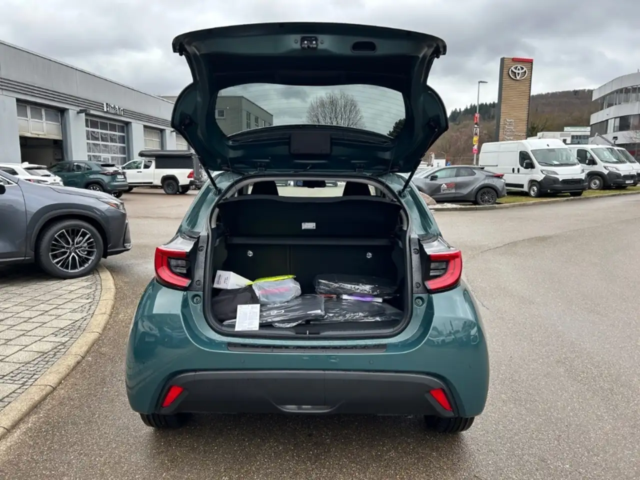 Toyota Yaris Hybrid 1,5L Teamplayer Safety + Comfort Paket 11