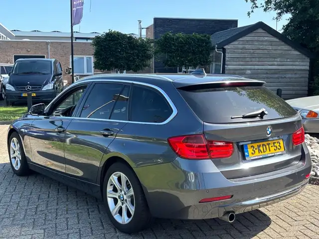 BMW 3 Series view 8