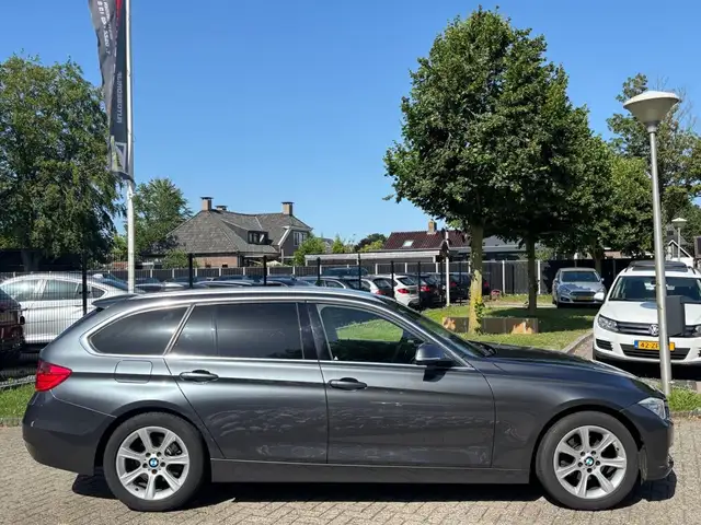 BMW 3 Series view 7