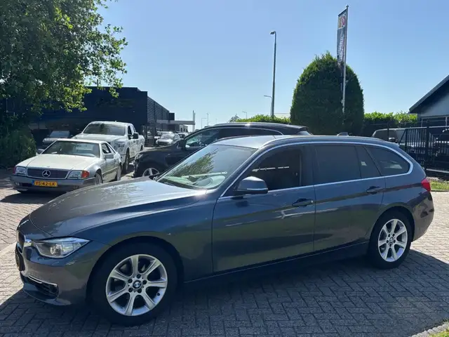 BMW 3 Series view 5