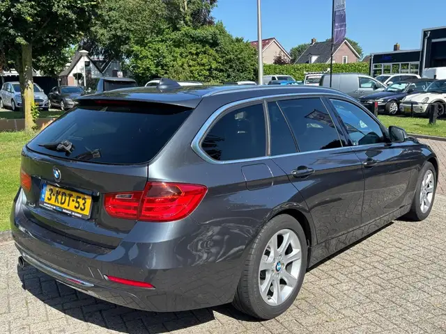 BMW 3 Series view 4