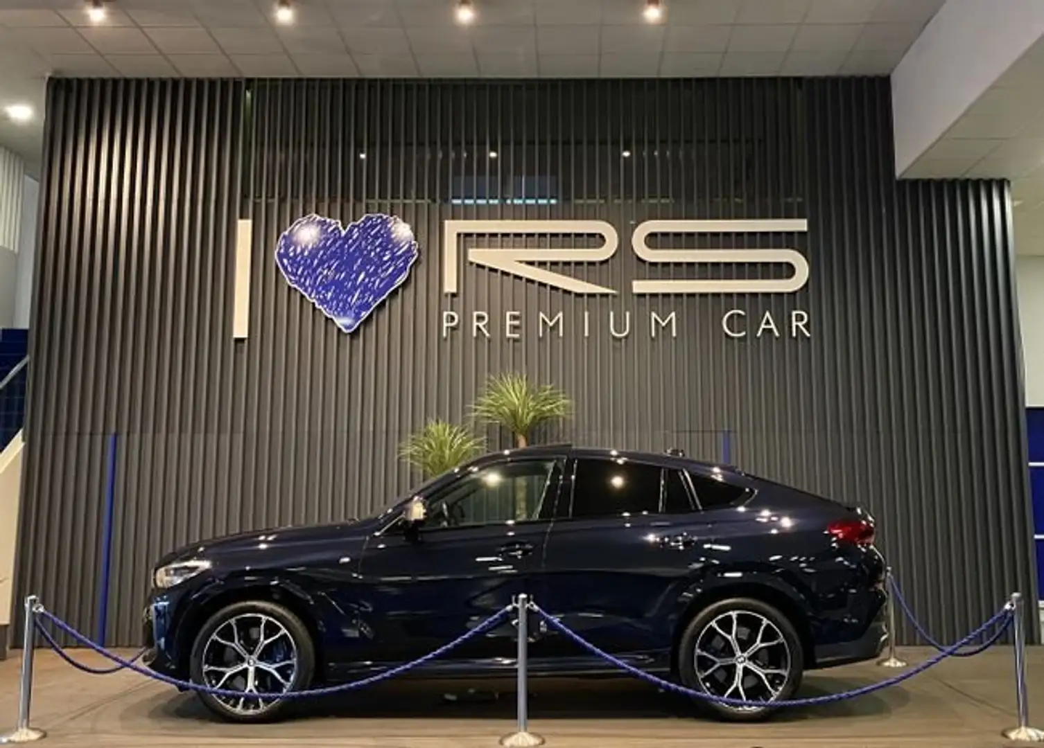 BMW X6 M50iA Schwarz - 1