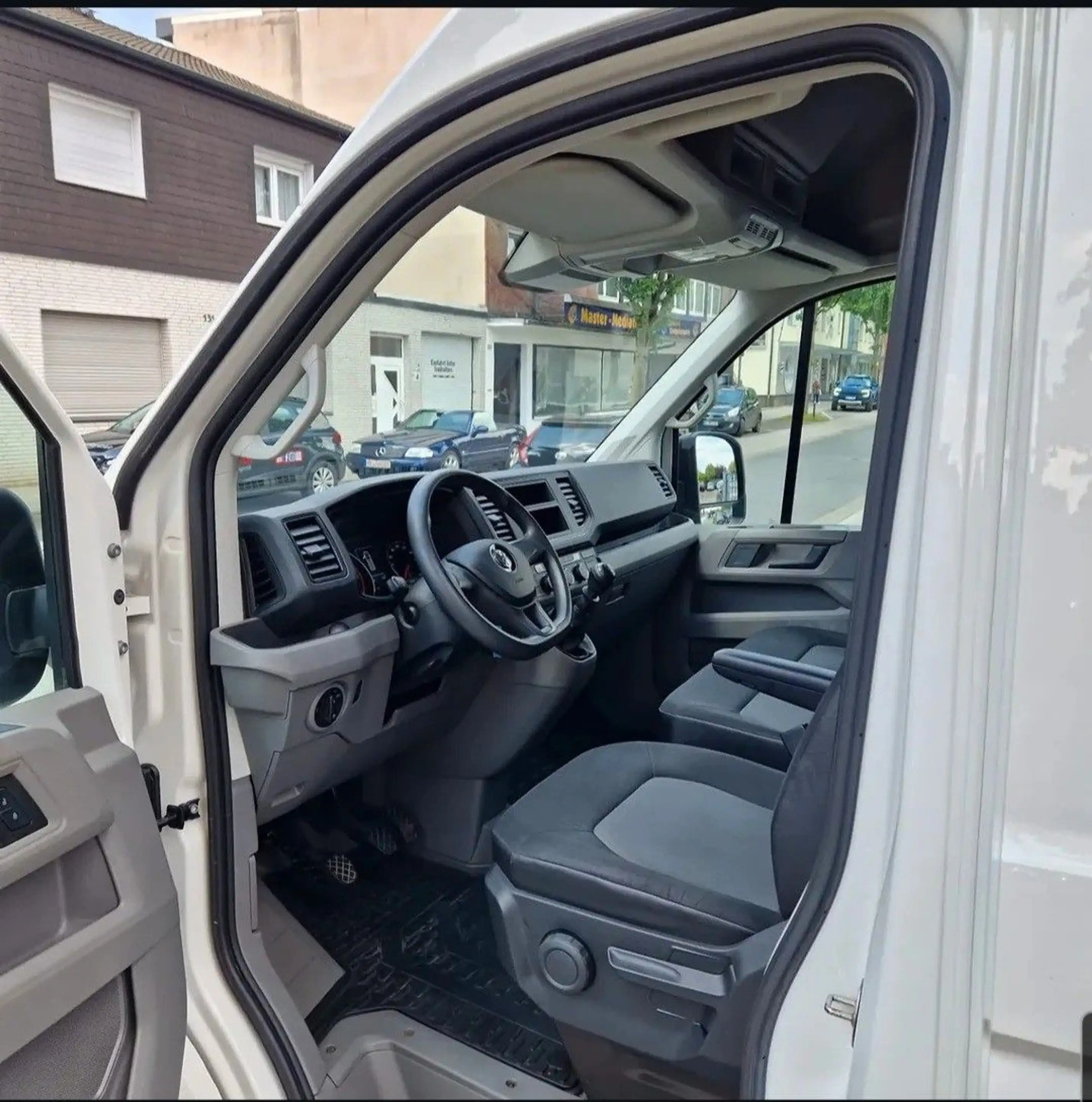 Volkswagen Crafter Kasten 30 mittellang Hochdach FWD L2 H2 — photo 10