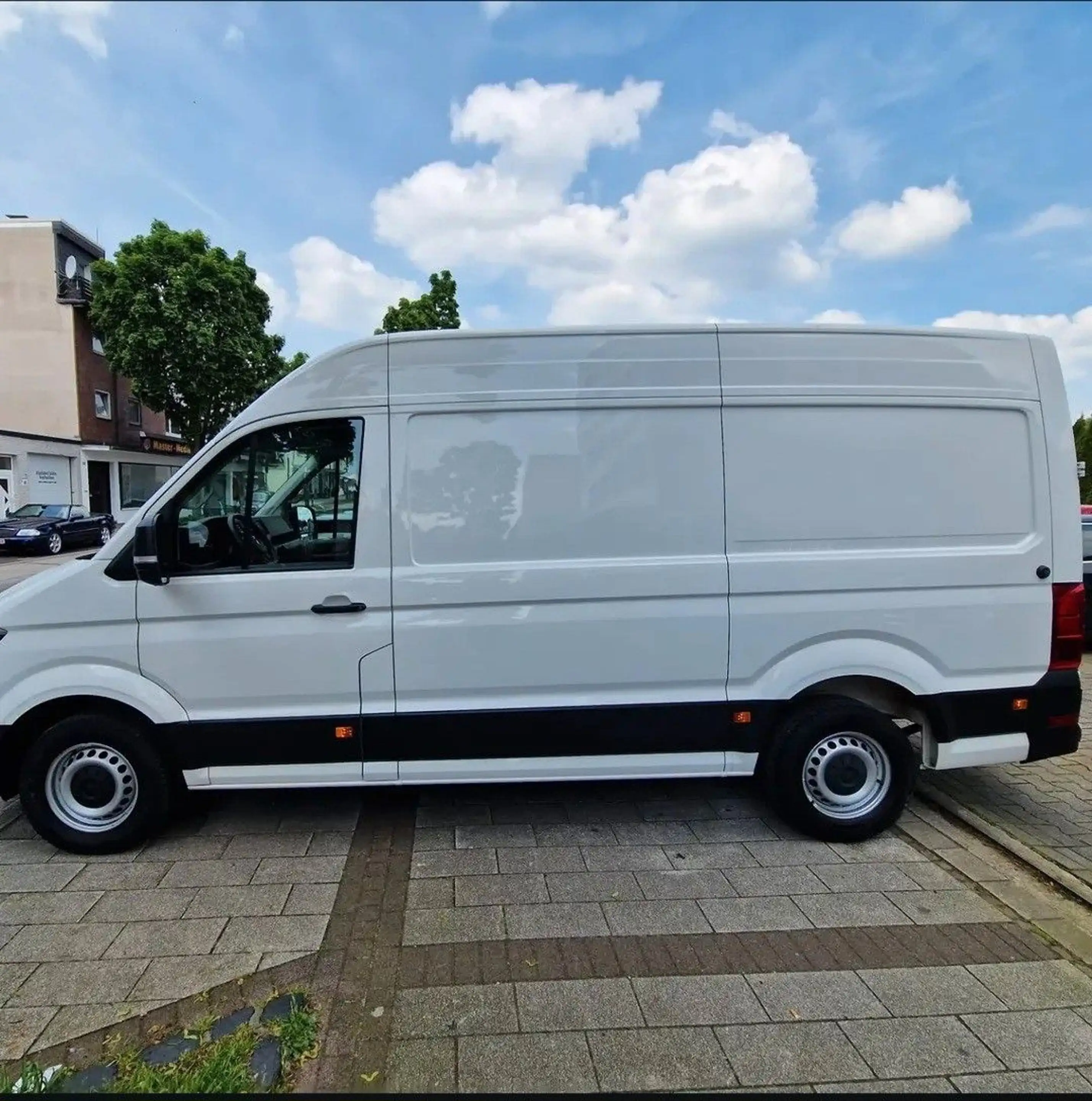 Volkswagen Crafter Kasten 30 mittellang Hochdach FWD L2 H2 — photo 8