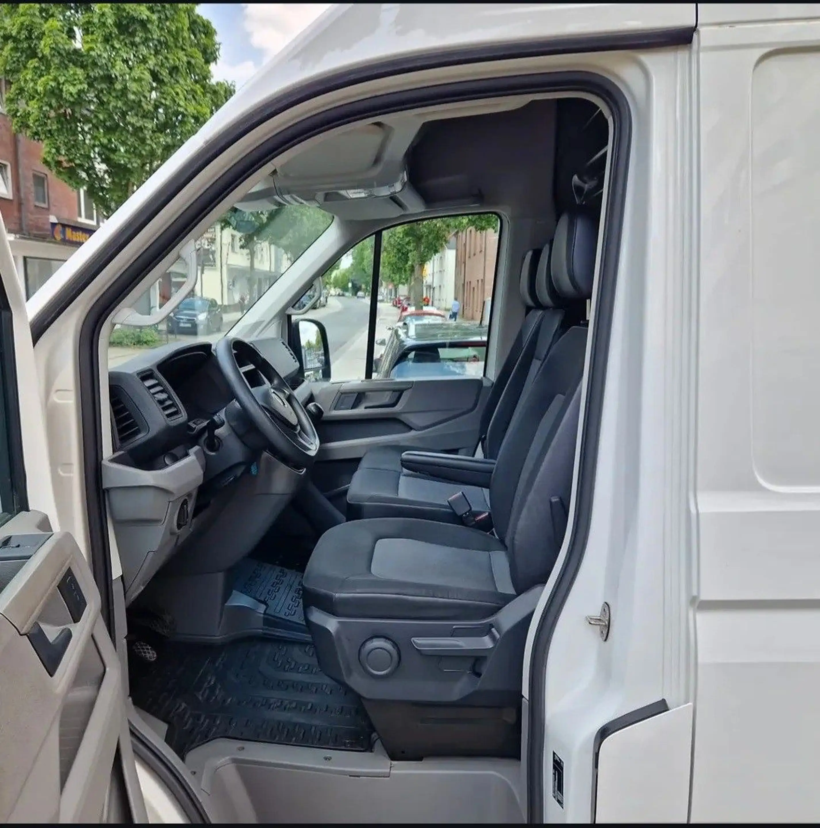 Volkswagen Crafter Kasten 30 mittellang Hochdach FWD L2 H2 — photo 9