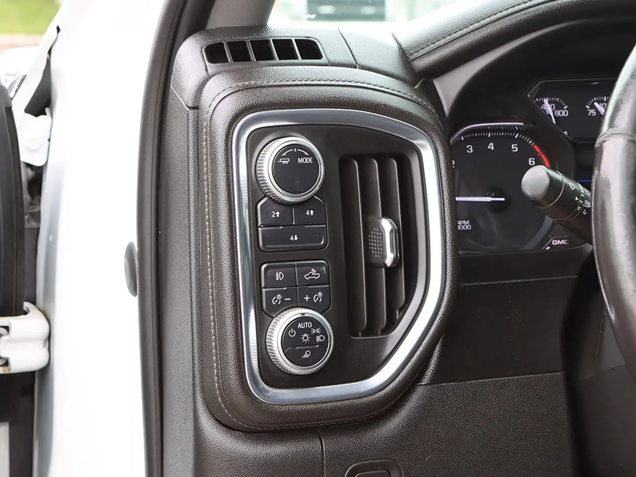 GMC Sierra 3500HD снимка GMC Sierra 3500HD
