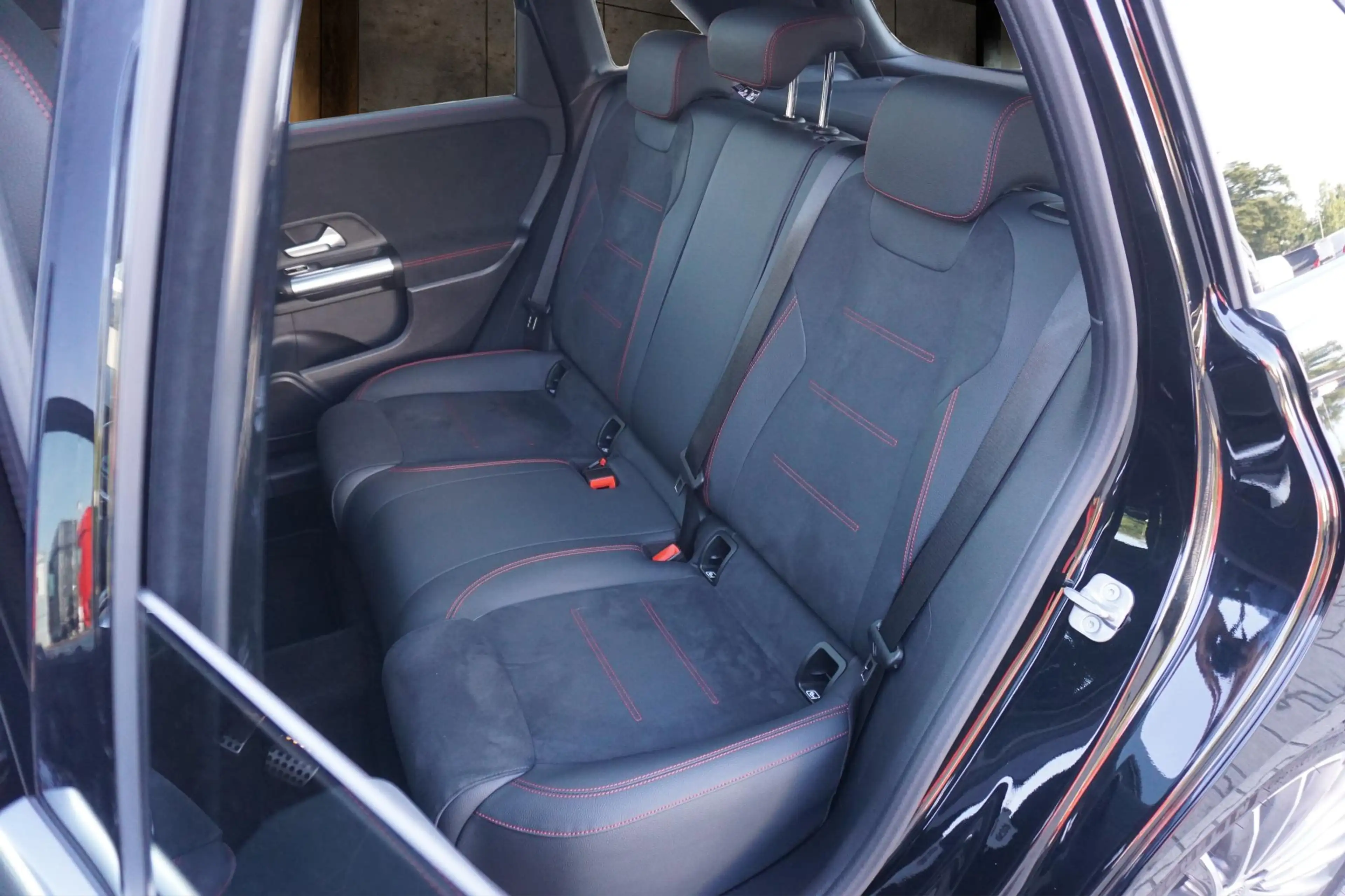 Mercedes-Benz B 250 e Business Solution AMG — photo 12