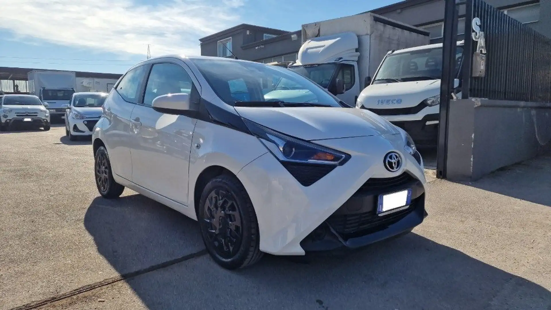 Toyota Aygo Connect 1.0 VVT-i 72 CV 5 porte x-cool MMT Bianco - 2