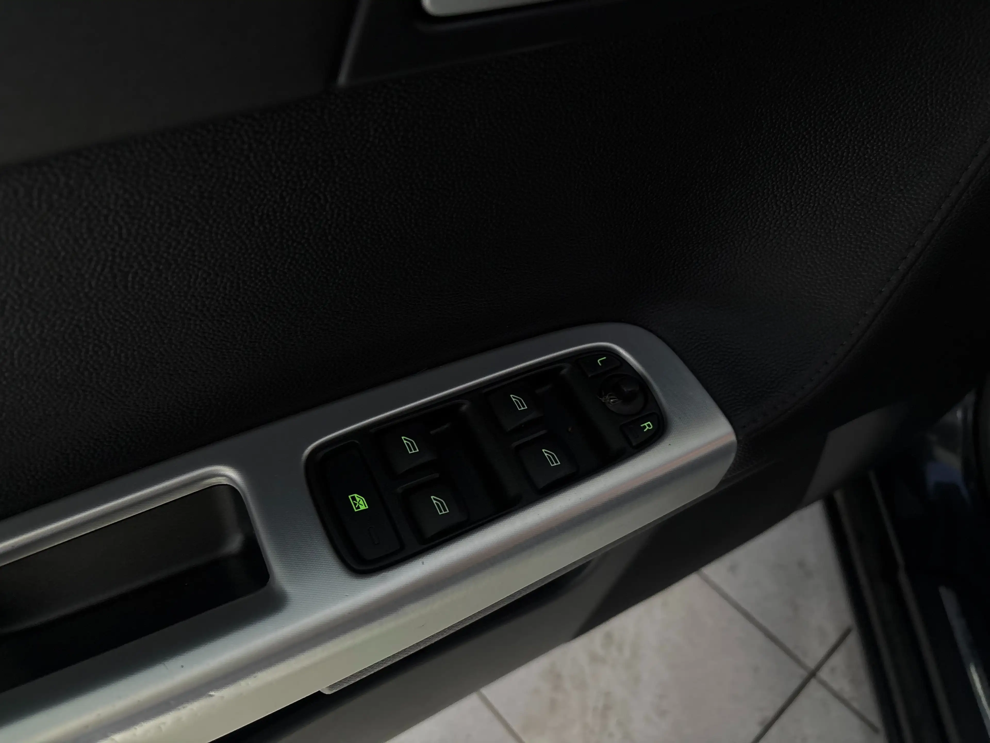 Volvo V50 V50 1.6 D *CUIR * PDC * SIEGE CHAUFF * 1ER PROP * — photo 15