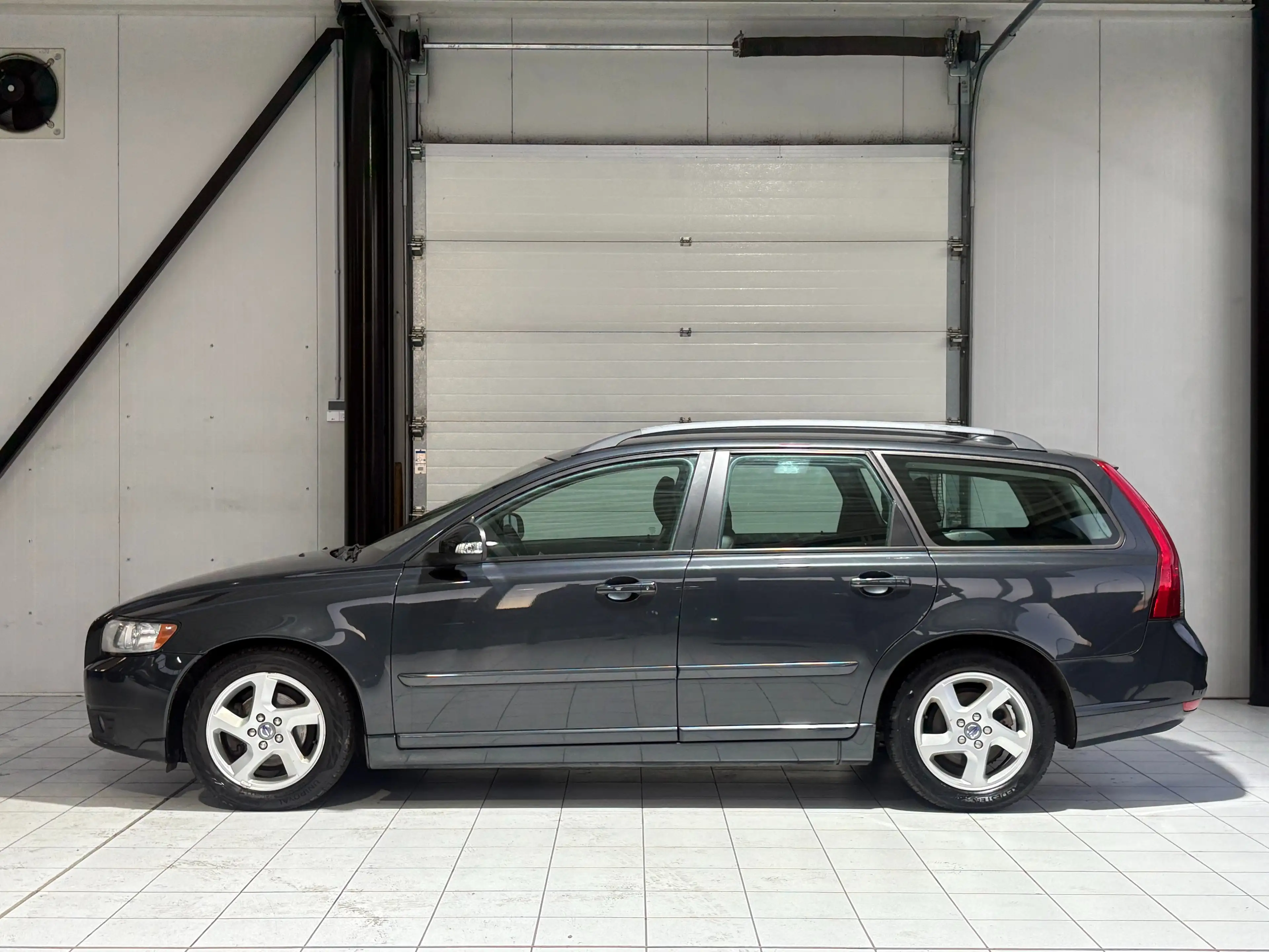 Volvo V50 V50 1.6 D *CUIR * PDC * SIEGE CHAUFF * 1ER PROP * — photo 2
