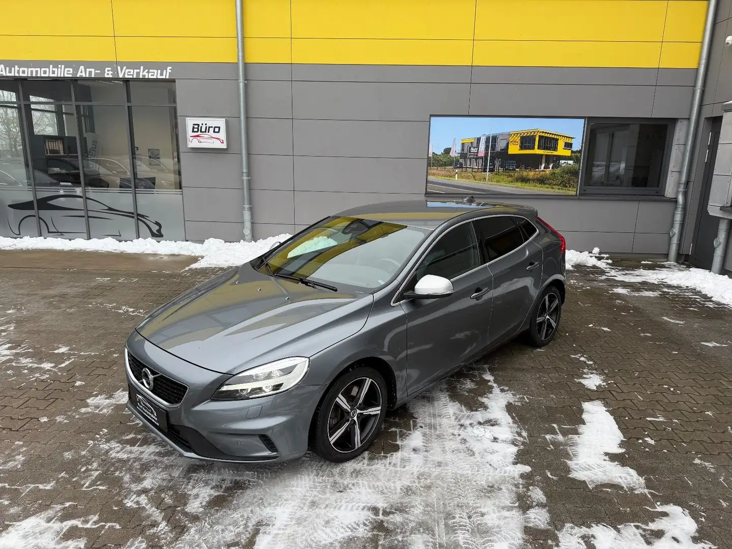Volvo V40 Momentum/R DESIGN/SHZ/TEMPOMAT/8xBEREIFT Grau - 1