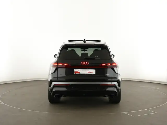 Audi Q7 view 5