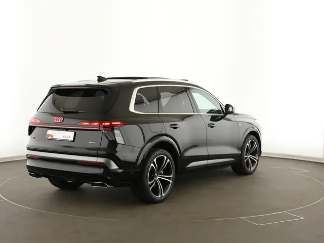 Audi Q7 view 6