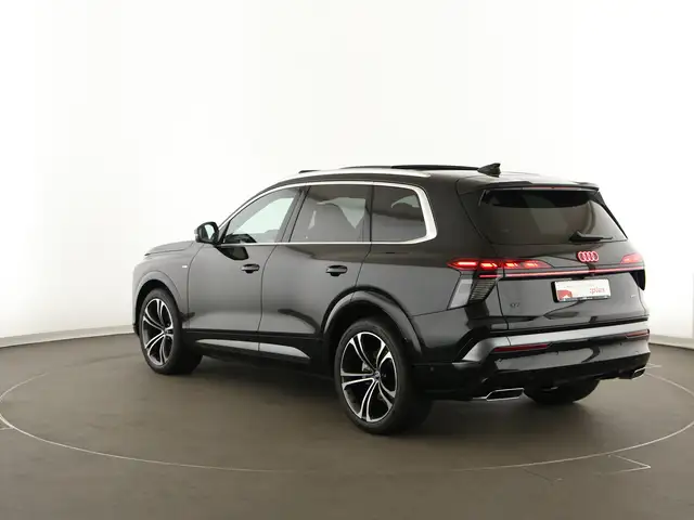 Audi Q7 view 4