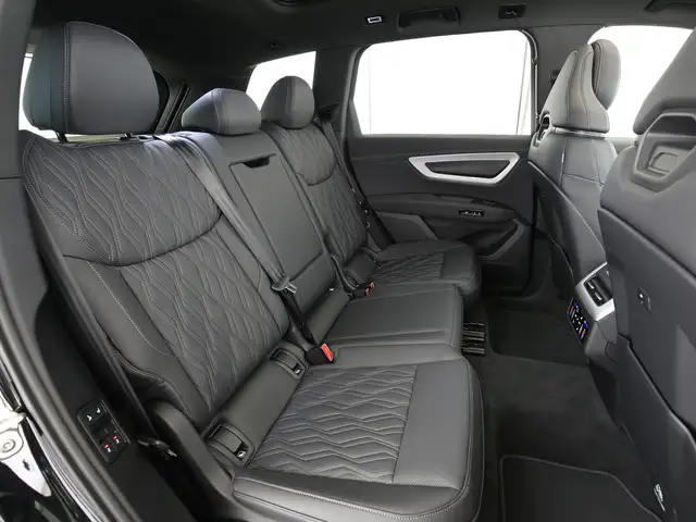 Audi Q7 view 14