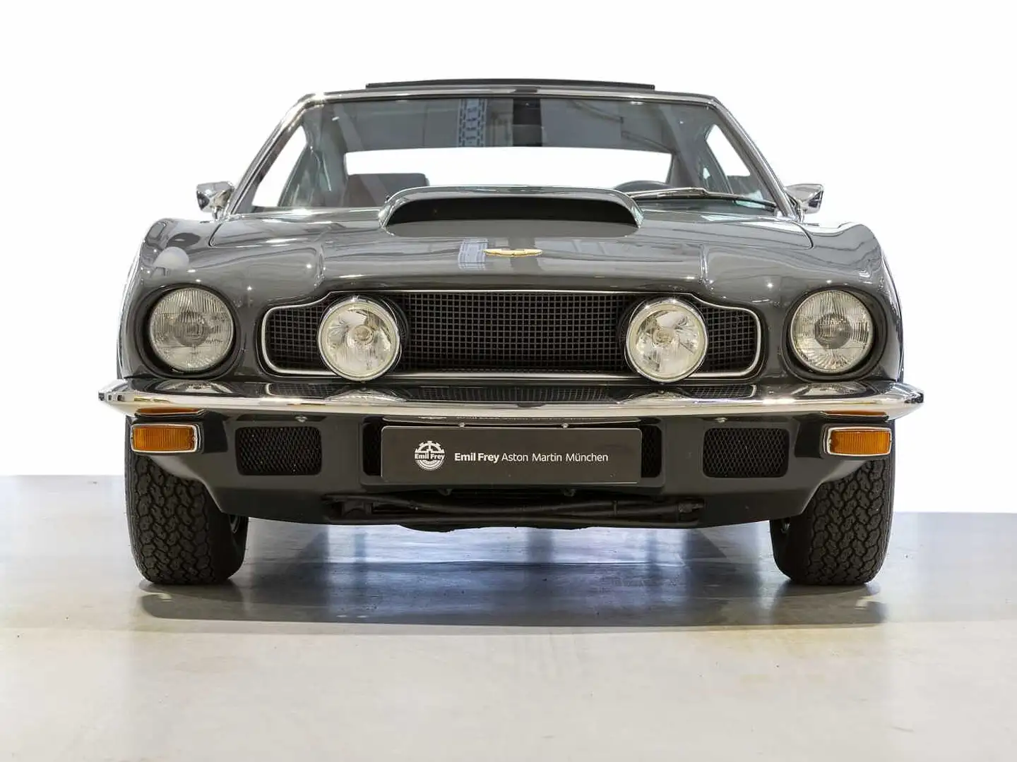 Aston Martin V8 Grau - 2