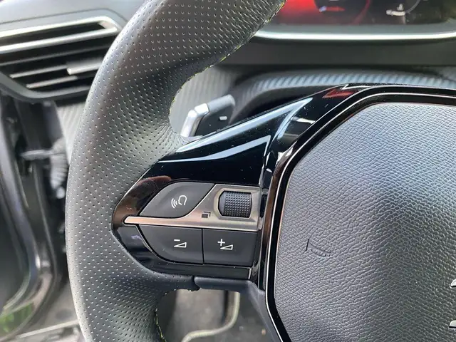 Peugeot 2008 view 11