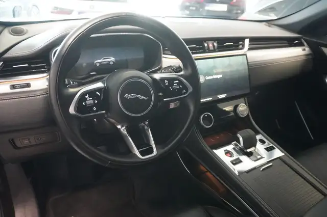 Jaguar F-Pace view 7