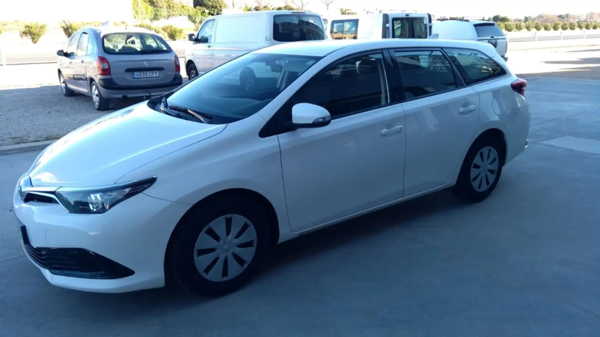 Toyota Auris Touring Sports 90D Active Wit - 1