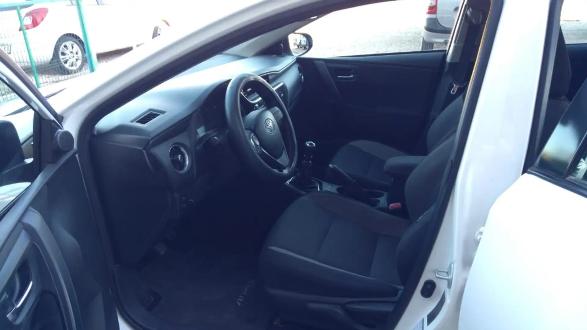 Toyota Auris Touring Sports 90D Active Wit - 2