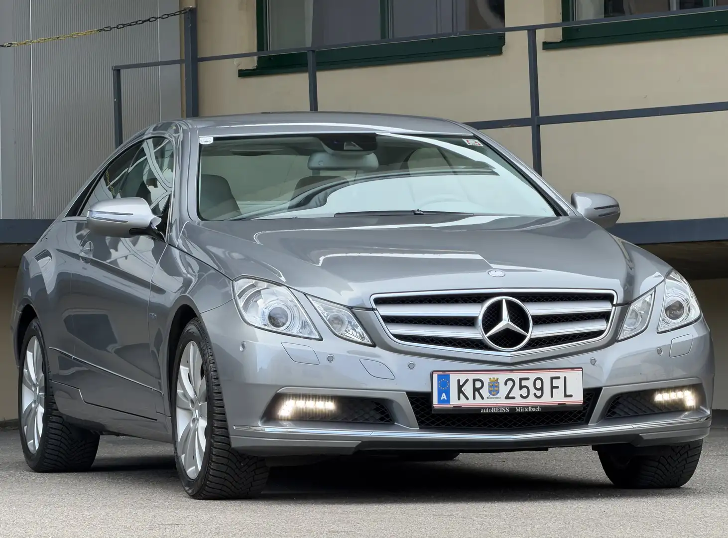 Mercedes-Benz E 350 CGI BlueEfficiency Aut. Liebhaberfahrzeug 74.000km Grau - 2