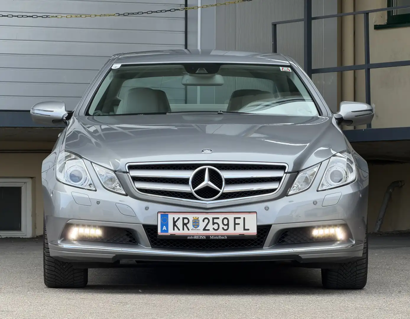Mercedes-Benz E 350 CGI BlueEfficiency Aut. Liebhaberfahrzeug 74.000km Grau - 1