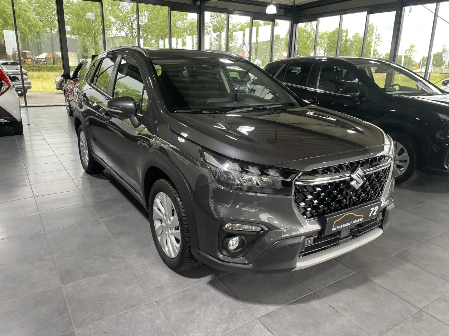 Suzuki S-Cross 1.4 Boosterjet Comfort Smart Hybrid RIJKLAAR Grijs - 2