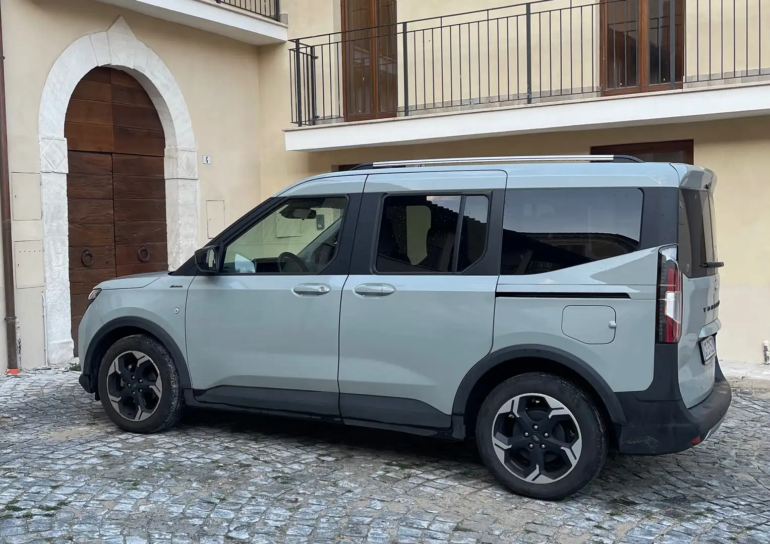 Ford Tourneo Courier active Gris - 1